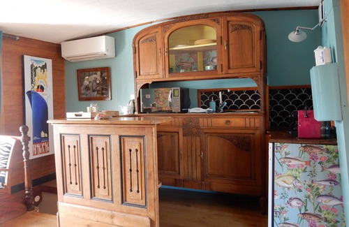 Bassins a Flot Boat Rental | 4 adjoining or interconnecting apartments on a barge