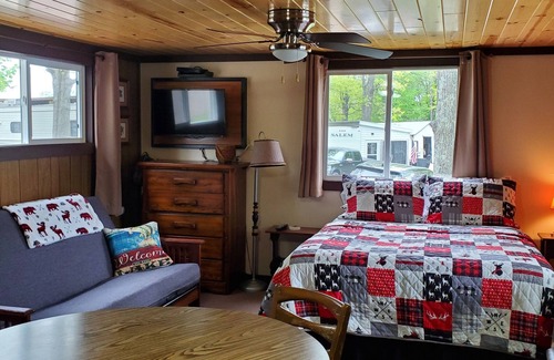 Birchwood Cabin | #4 Affordable, pet friendly Studio Cabin on the water, 1 boat slip included!