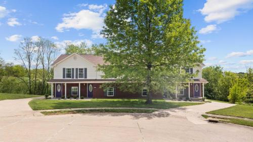 Williamstown Apartment | 4 apartments 10 bedrooms - 2 and a half Miles from Ark