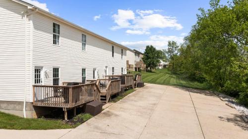 Williamstown Apartment | 4 apartments 10 bedrooms - 2 and a half Miles from Ark