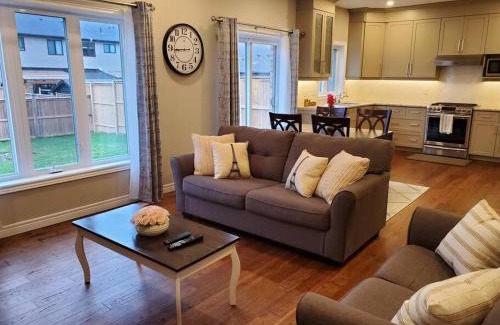 Stratford House | 4 BD Family Retreat - Basement not Included