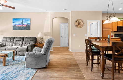Litchfield Park House | 4-Bd/Sleeps 10 with Private Pool & BBQ
