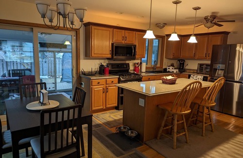 Oshkosh House | 4 Bdrm 3.5 Ba Finished Basement Great for EAA