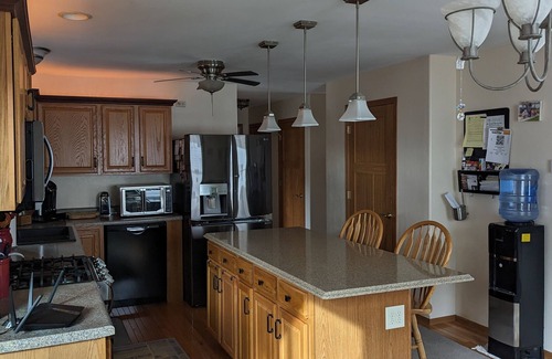 Oshkosh House | 4 Bdrm 3.5 Ba Finished Basement Great for EAA