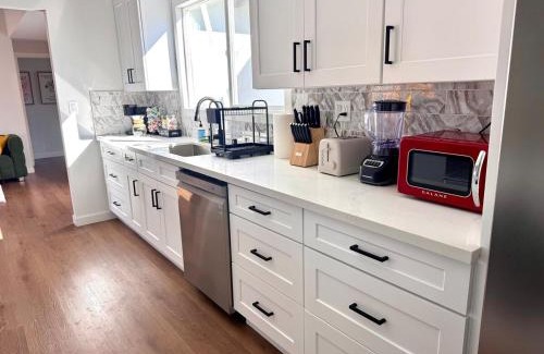 Reseda Villa | 4 Bed Modern Pool House with Spa & Game Room