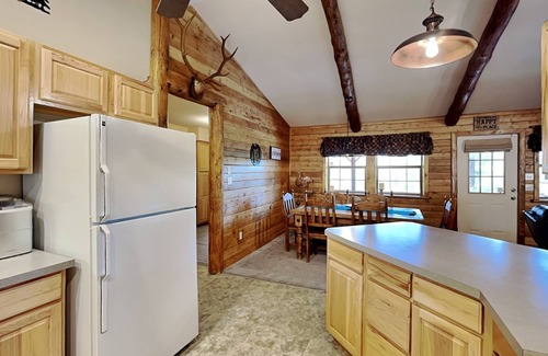 Alto House | 4 Bears 1 Cave | Wooded Views + Private Hot Tub!