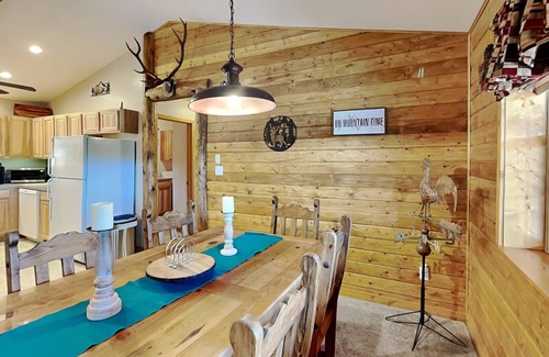 Alto House | 4 Bears 1 Cave | Wooded Views + Private Hot Tub!