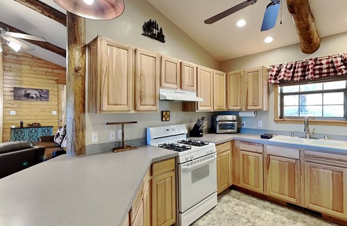 Alto House | 4 Bears 1 Cave | Wooded Views + Private Hot Tub!
