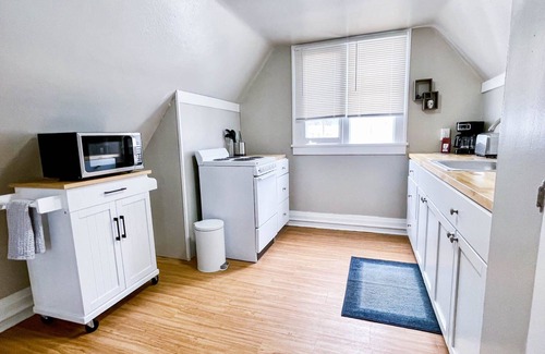 Ithaca Apartment | 4 bed/1bath on Cornell Campus: Upstairs Apartment