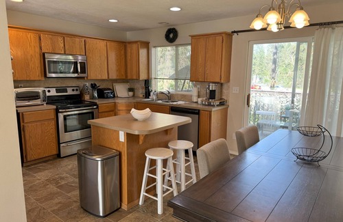 Fairwood House | 4-bed 2.5 bathroom in North Spokane with fitness room, WiFi, AC