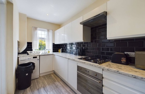 Streatham House | 4 bed | 3 bath | garden | dedicated parking. Close to transport + shops + park.