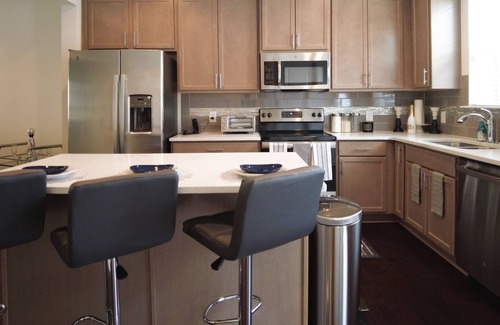 Atlanta House | 4 bed/3 story Blue Magic Oasis - 13 mins from Six Flags!!