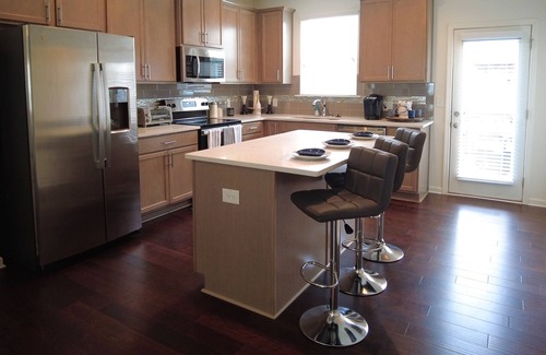 Atlanta House | 4 bed/3 story Blue Magic Oasis - 13 mins from Six Flags!!