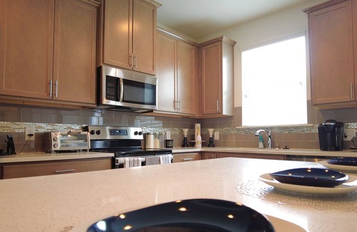 Atlanta House | 4 bed/3 story Blue Magic Oasis - 13 mins from Six Flags!!