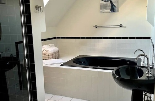 Munjoy Hill Apartment | 4 bed 4 bath home with Casco Bay views, walk to downtown Portland