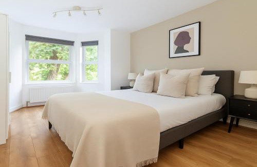 Duckett's Green Apartment | 4 Bed Apartment in Wood Green