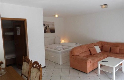 Mehring Bed & Breakfast | 4-bed apartment - Winzergasthof "Zum Kellerstübchen"