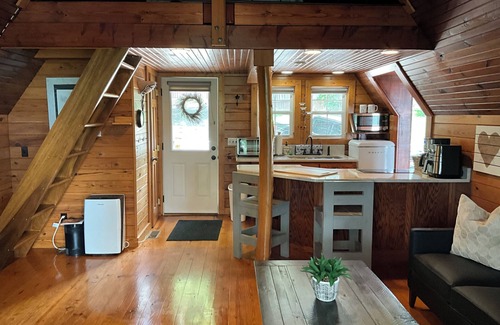 Byrdstown Cabin | 4 bed cabin in delightful Byrdstown with fitness room, WiFi, ACnBoat/trl parking