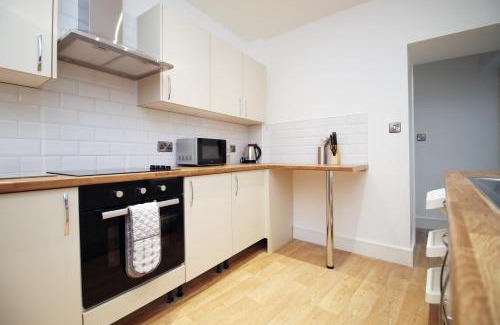 Landore Apartment | 4-Bed Contractor House - Street Parking
