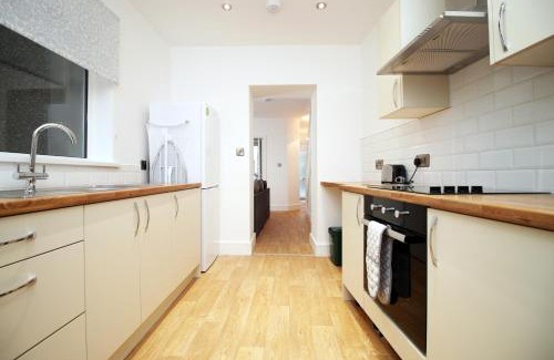 Landore Apartment | 4-Bed Contractor House - Street Parking