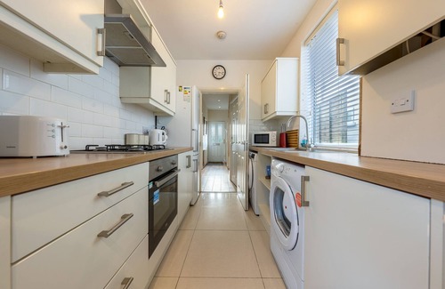 Luton House | 4 Bed Contractor Large Group Accommodation Luton