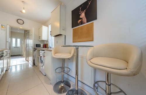 Luton House | 4 Bed Contractor Large Group Accommodation Luton