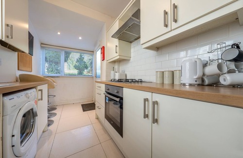 Luton House | 4 Bed Contractor Large Group Accommodation Luton