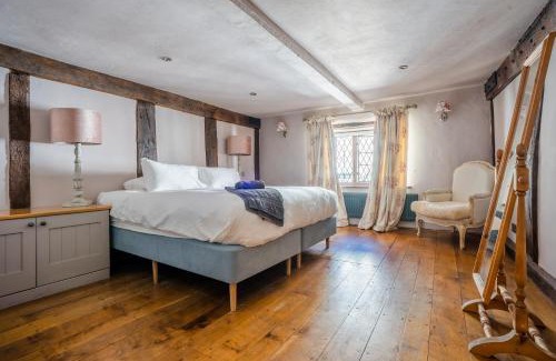Caerleon House | 4 Bed Cottage - Sleeps 8 - Pets - Garden - Parking