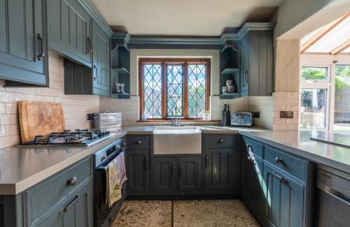 Caerleon House | 4 Bed Cottage - Sleeps 8 - Pets - Garden - Parking