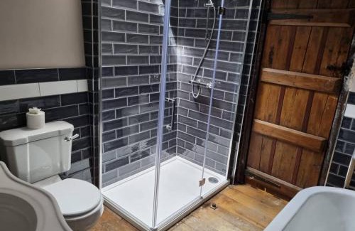 Caerleon House | 4 Bed Cottage - Sleeps 8 - Pets - Garden - Parking