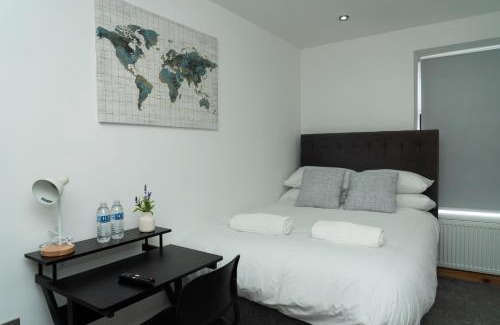 Failsworth House | 4 Bed Failsworth Home, 3 Bathrooms including Free Parking - Workspaces - Garden - Less than 10 Minute Drive to Etihad Stadium, CoOp Live - Less than 15 Minute Drive to City Centre