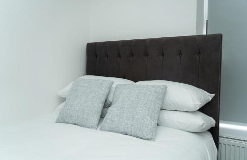 Failsworth House | 4 Bed Failsworth Home, 3 Bathrooms including Free Parking - Workspaces - Garden - Less than 10 Minute Drive to Etihad Stadium, CoOp Live - Less than 15 Minute Drive to City Centre