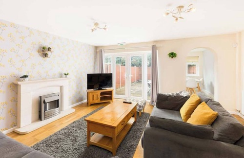 Wyken House | 4-Bed Home for Contractors | Parking | Walk to Hospital