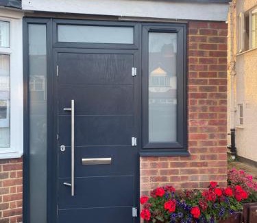 Whitton House | 4 bed house close to Allianz Stadium, LHR and London 20mins away