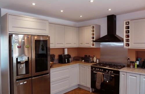 Whitton House | 4 bed house close to Allianz Stadium, LHR and London 20mins away