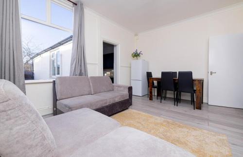 Kettering Apartment | 4-bed house in Kettering for groups and long stays