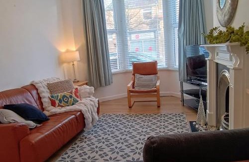 Bare House | 4 Bed house Sea Views Benji's by the beach