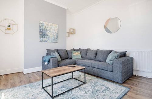 Castle House | 4 Bed House - Sleeps 11 - Pets - Parking - Wifi