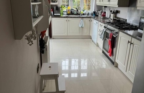 Canons House | 4 Bed House - Sleeps 7 - Garden - Wifi - Parking