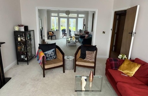 Canons House | 4 Bed House - Sleeps 7 - Garden - Wifi - Parking