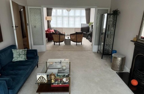 Canons House | 4 Bed House - Sleeps 7 - Garden - Wifi - Parking
