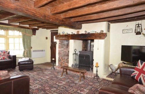 Wimborne House | 4 Bed in Corfe Mullen THOLD