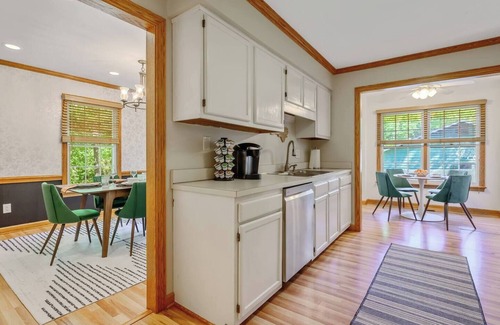 Cary House | 4 Bed, King Bed, Tvs ,Grill, Crib, Kids Essentials,Sleep Noise Machine,Bond Park