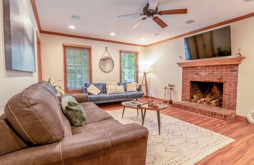Cary House | 4 Bed, King Bed, Tvs ,Grill, Crib, Kids Essentials,Sleep Noise Machine,Bond Park