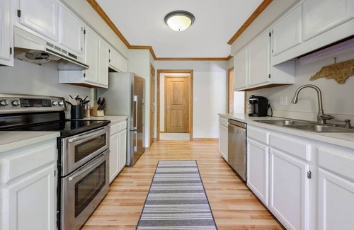 Cary House | 4 Bed, King Bed, Tvs ,Grill, Crib, Kids Essentials,Sleep Noise Machine,Bond Park
