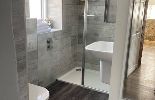 Cowes Cabin | 4 bed lodge with heated pool + 2 bed annex