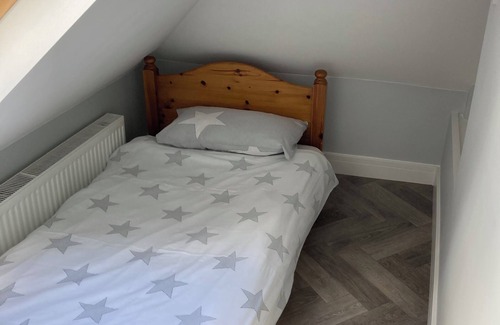 Cowes Cabin | 4 bed lodge with heated pool + 2 bed annex