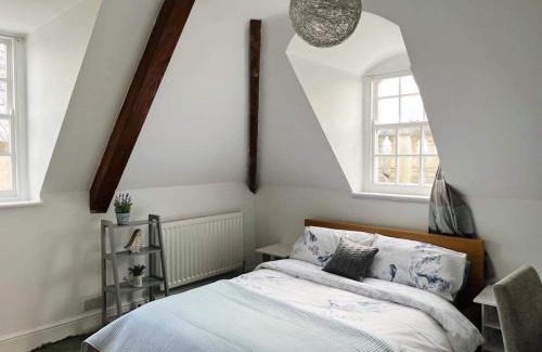 Trowbridge Apartment | 4 bed loft apartment overlooking historic town