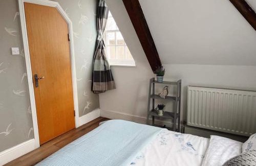 Trowbridge Apartment | 4 bed loft apartment overlooking historic town