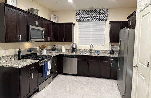 Merced House | 4 bed Modern, Cozy, Efficient North Merced Retreat near hospitals and UC Merced